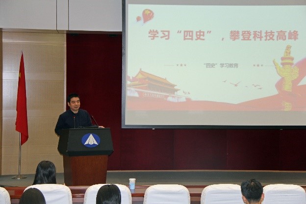1陈建新副所长在为研究生党员们讲党课