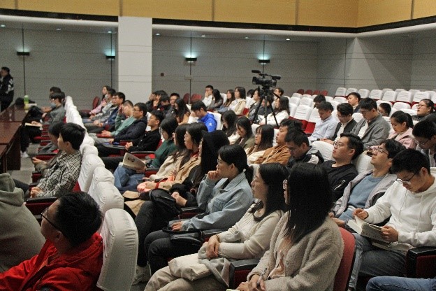 2陈建新副所长在为研究生党员们讲党课