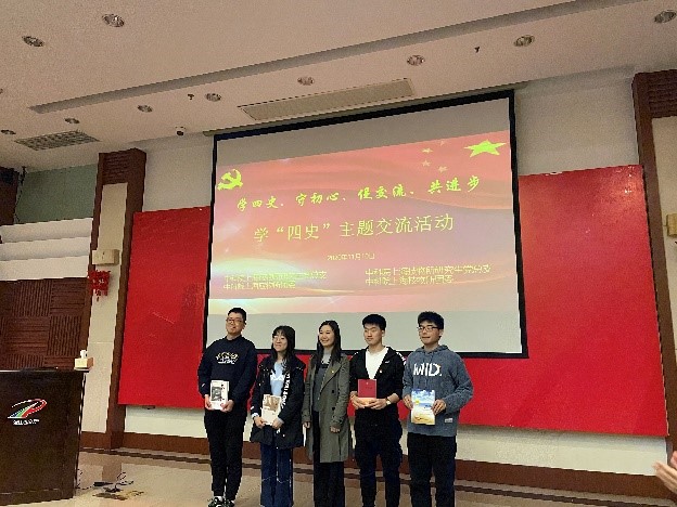 7为“四史”交流活动中的党员代表颁发纪念书籍